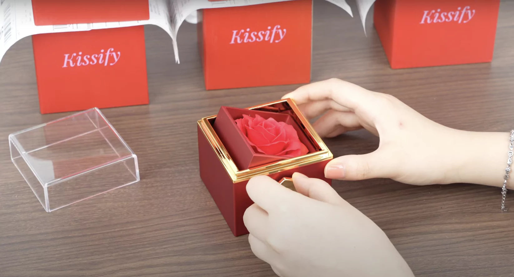 載入影片：Packing the Eternal Rose Box with Hidden Hug Necklace | Perfect Gift for Loved Ones | Kissify